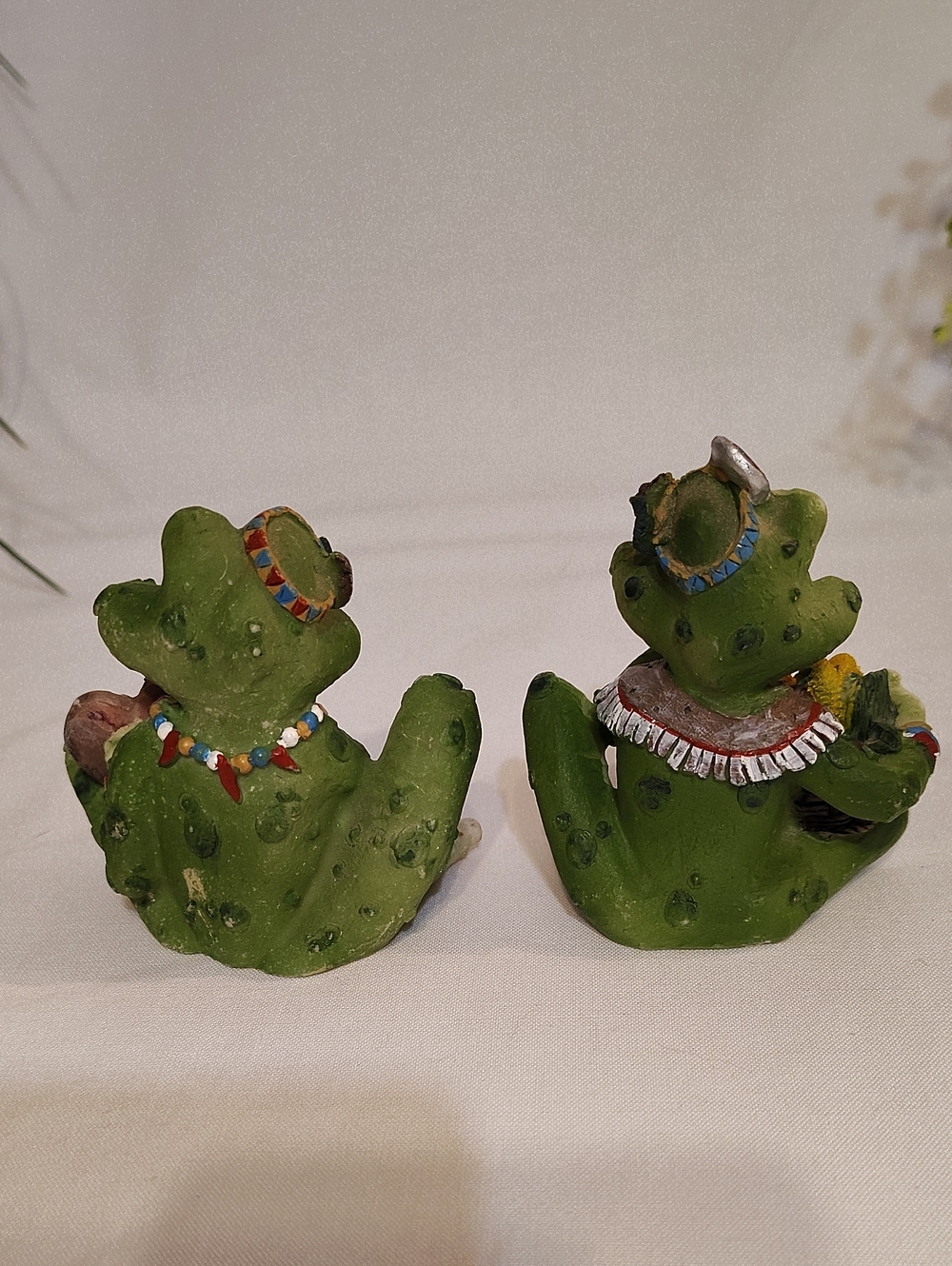 FROGS!!  1990's Collectable Green Whimsical Resin Native American Indians. 4pc - Picture 7 of 8